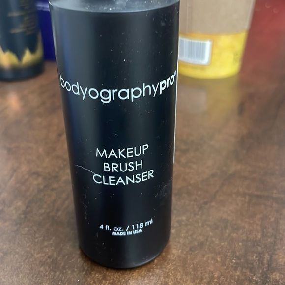 New BODYOGRAPHYPRO Makeup Brush Cle@nser - Picture 2 of 2
